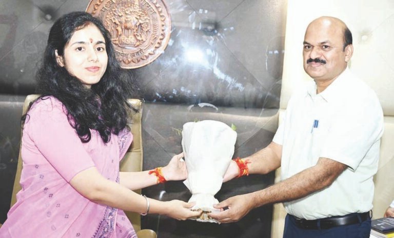 सुश्री मिशा सिंह ने रतलाम कलेक्टर का पदभार ग्रहण किया