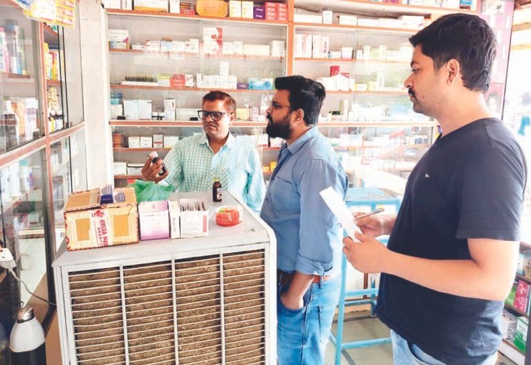 प्रतिबंधित दवाइयों के विक्रय पर रोक हेतु मेडिकल स्टोर्स का निरीक्षण