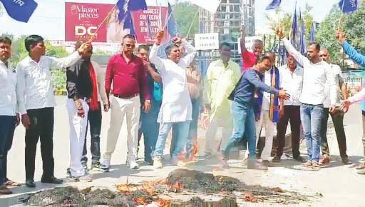 एडवोकेट अनिल मिश्रा व जातंकवाद का जलाया पुतला, रतलाम में दलित आदिवासी उत्पीडऩ के विरोध में प्रदर्शन, केस दर्ज करने की मांग