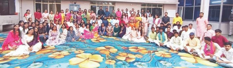 विद्यार्थियों ने बिखेरे सांस्कृतिक कार्यक्रम देसी डे में संस्कृति के कई रंग