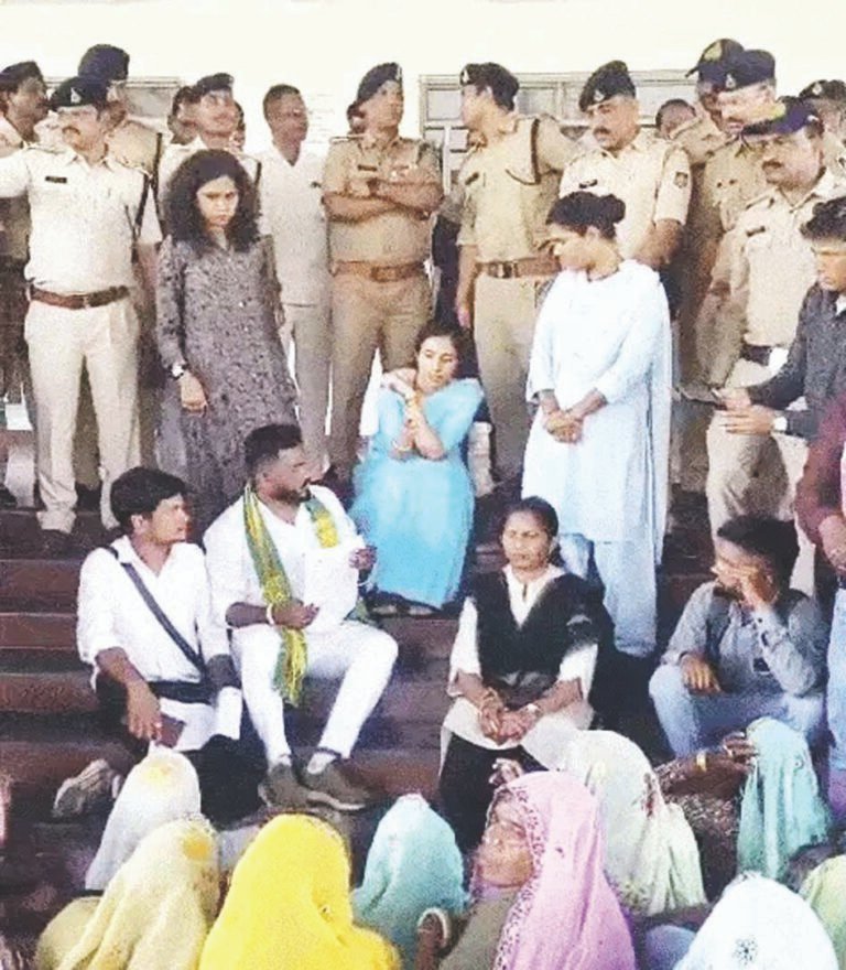 सीढिय़ों पर बैठकर लोगों की समस्याएं सुनीं, ज्ञापन नहीं लिया, कलेक्टर महिलाओं से बोलीं- गांव आकर समस्याएं देखूंगी, जमीन कब्जाने का मामला