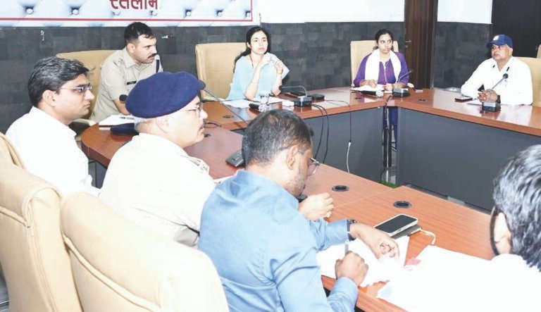 सीट बेल्ट और हेलमेट को लेकर जिले में फिर चलेगा अभियान, सड़क सुरक्षा समिति की बैठक में दिए गए निर्देश