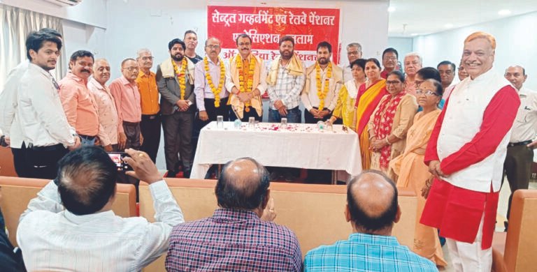 दीप मिलन समारोह के दौरान दीपक एवं मिठाई का वितरण किया, समारोह के दौरान पर्यावरण सुरक्षा पर संबोधित किया, रेलवे पेंशनर का दीप मिलन समारोह संपन्न हुआ।