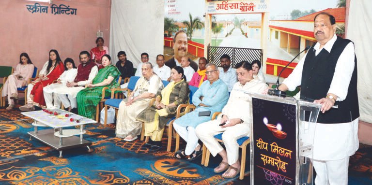 अहिंसा ग्राम में निवासरत परिवार जीवन में जो बदलाव आया है, उसे निरंतर रखें : मंत्री काश्यप, चेतन्य काश्यप फाउंडेशन द्वारा संस्थापित अहिंसा ग्राम में मना दीप मिलन समारोह