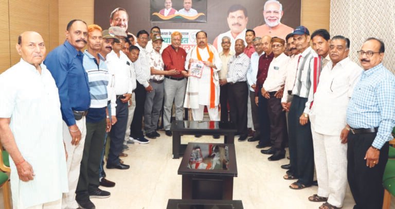 दीपावली शुभकामनाओं के साथ आठवें वेतन आयोग एवं सीनियर सिटिजन कन्शेसन पर चर्चा हुई