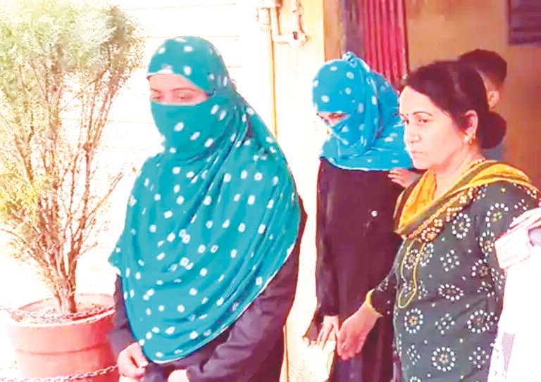 पटाखा फोडऩे की बात पर मारा, तीन गिरफ्तार : रतलाम में हिंदू जागरण मंच कार्यकर्ताओं ने पीडि़त के साथ थाना घेरा