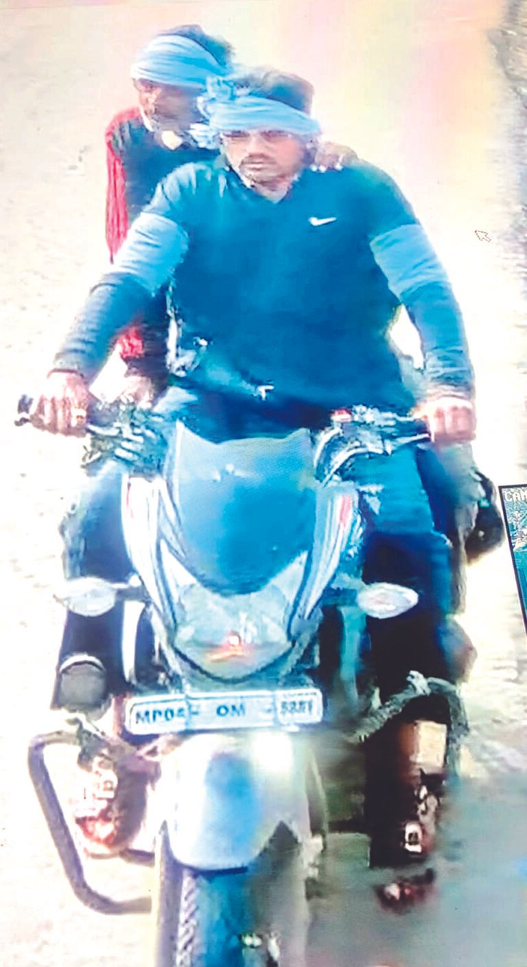 रतलाम पुलिस की त्वरित कार्रवाई : नकली पुलिस बनकर वृद्ध से सोने के आभूषण ठगने वाले गिरोह का खुलासा… बदमाशों ने पुलिस को देखकर कहा – हम तुम्हारा सामान लौटा रहे हैं, पीछा मत करो।