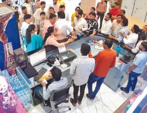 होटल में खाना खाने गए कांग्रेस नेता का विवाद : बेटों ने होटल के सीईओ को पीटा, कहा-जानता नहीं है, एक मिनट में औकात बता दूंगा, सीसीटीवी में कैद