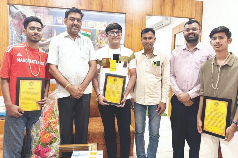 NEET 2025 में सफल होकर एमबीबीएस कॉलेज में स्थान पाने वाले विद्यार्थियों का  सम्मान