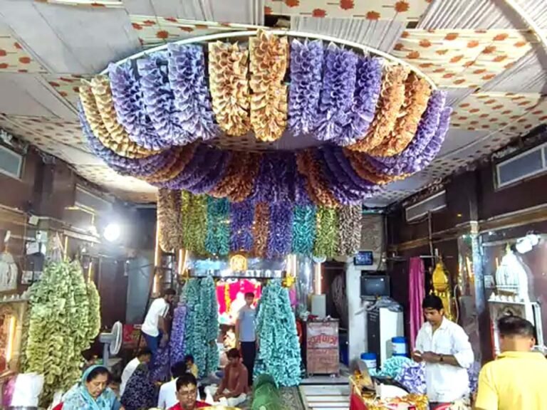 महालक्ष्मी मंदिर में 300 भक्तों ने जमा कराए पैसे : श्री महालक्ष्मीनारायण मंदिर पर भी होगी सजावट; नोटों के बनाए जा रहे वंदनवार