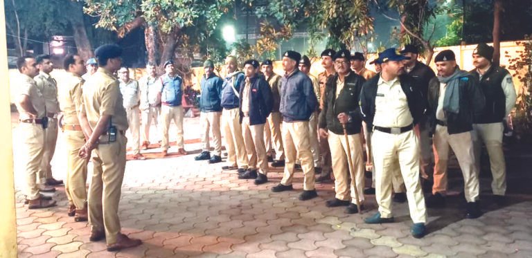 रतलाम पुलिस द्वारा कांबिंग गश्त कर, गुंडे बदमाशों व असमाजिक तत्वों के विरुद्ध की प्रभावी कार्यवाही, जिले के सभी अनुभागो में सीएसपी/एसडीओपी के नेतृत्व में पुलिस टीम बनाकर की गई कार्यवाही, लंबे समय से फरार- 34-स्थाई वारंट, 84-गिरफ्तारी वारंट किए तामील, जिलाबदर, हिस्ट्री शीटर, निगरानी गुंडा बदमाशों की की गई चेकिंग