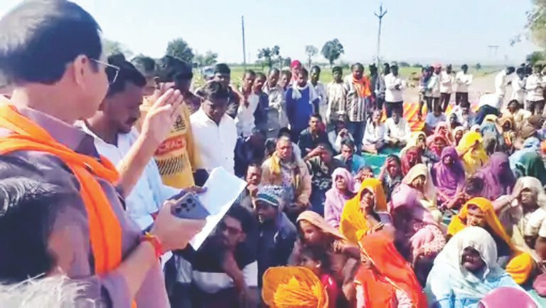 ट्रेचिंग ग्राउंड में नहीं बनी बाउंड्री, ग्रामीणों ने किया प्रदर्शन, सड़क पर तीन घंटे बैठकर दिया धरना, कचरा गाडिय़ों को रोका