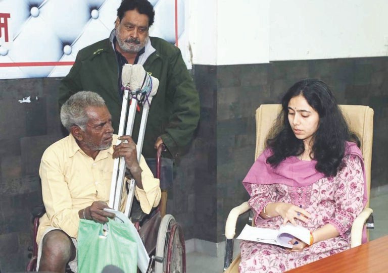 ठेकेदार ने पाइप लाइन तोड़ दी, कृषि भूमि पर पडोसी कब्ज़ा कर रहा जैसी समस्या को कलेक्टर ने जनसुनवाई में सुनी