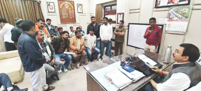 सड़कों पर नहीं लगेगी सब्जी मंडी:रतलाम महापौर ने सब्जी विक्रेताओं से कहा- आप सहयोग करो, व्यापारियों ने विरोध में सड़क पर फेके कपड़े और सामान