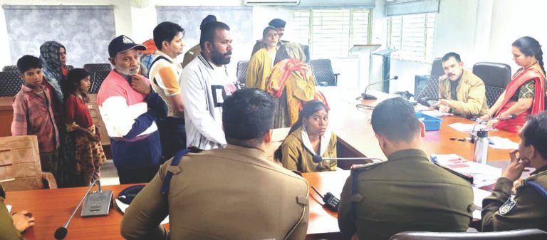 एसपी द्वारा जनसुनवाई में आएं 27 आवेदको की शिकायतो को सुनकर संबंधित थाना प्रभारियों को दिए त्वरित निराकरण के निर्देश