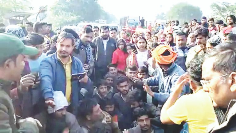 धर्मशाला की बाउंड्री तोडऩे पर हंगामा : समाजजनों ने इंदौर-मंदसौर फोरलेन पर लगाया जाम, नाले की जमीन पर हो रहा था निर्माण