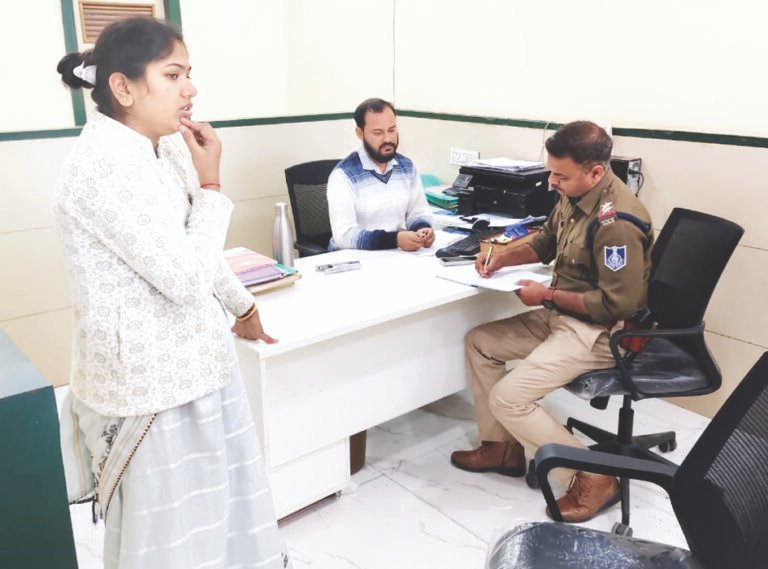 रतलाम पुलिस द्वारा बैंकों में पहुंचकर सुरक्षा मापदंड की जांच की, बैंक में मौजूद ग्राहकों से सायबर फ्रॉड से बचने के उपायों के बारे में जागरूक किया, पेट्रोल पंप पर सुरक्षा के मापदंड जांचे आवश्यक समझाइश दी गई