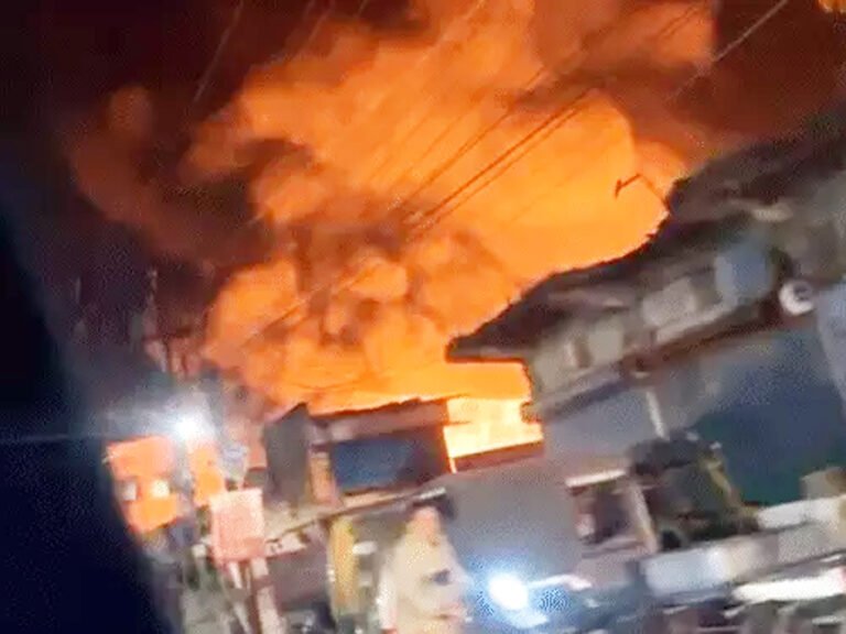 कबाड़ गोडाउन में आग, कई धमाके हुए:लोग दहशत में आए, 30 फायर ब्रिगेड गाडिय़ों ने तीन घंटे में काबू पाया, गैस सिलेंडर भी मिले