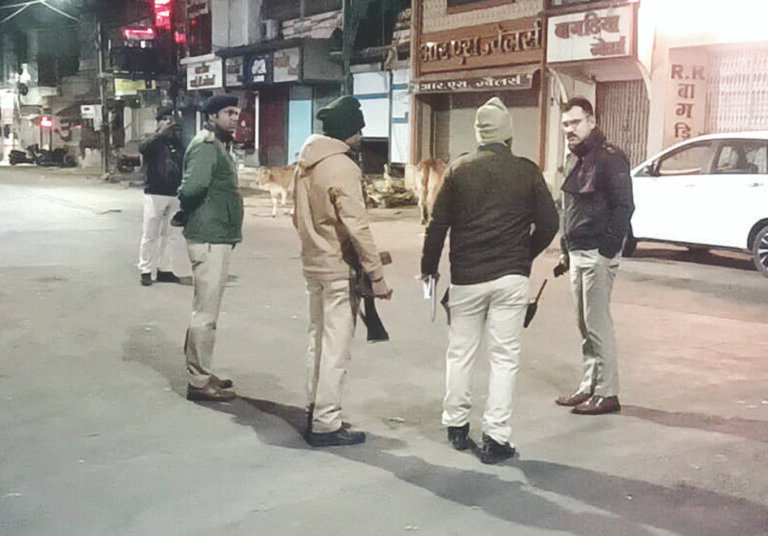 एसपी द्वारा रात्रि में थाना स्टेशन रोड पहुंचकर किया आकस्मिक निरीक्षण, रात्रि गश्त का निरीक्षण कर पुलिस अधिकारियों को दिए कड़े दिशा-निर्देश