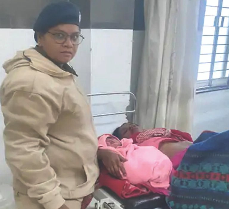 ट्रेन में महिला ने बेटी को दिया जन्म : महिला सिपाही ने चादर की आड़ में कराई डिलीवरी; 31 मिनट रुकी रही ट्रेन