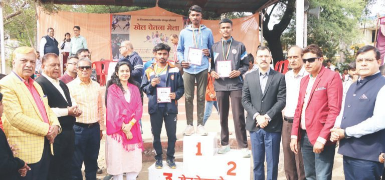 खेल चेतना मेला : रोमांच से भरे निर्णायक मुकाबले में जीत हासिल कर पाए पुरस्कार, कॉलेज ग्राउंड पर कलेक्टर- एसपी ने विजेताओं को किया पुरस्कृत