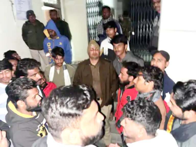 बछड़े का कटा सिर मिलने से तनाव : हिंदू संगठनों में आक्रोश, बोले- बाकी हिस्सा नहीं मिला तो आज नहीं निकलेगा शौर्य संचलन