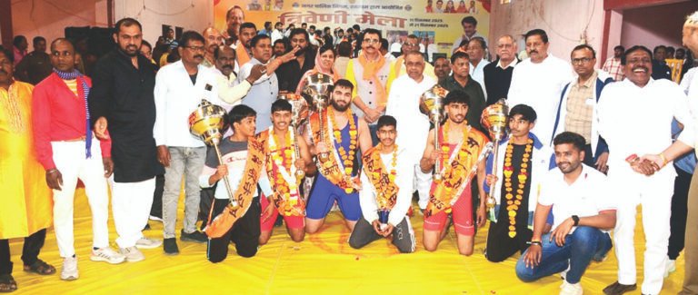 मोक्ष चतुर्वेदी ने रतलाम महापौर केसरी का खिताब हासिल किया, समरोज लाला उज्जैन संभाग महापौर केसरी, महिला वर्ग में काजल रजक बनी महिला रतलाम महापौर केसरी, नेहरू स्टेडियम रेसलिंग सेंटर की चैम्पीयनशिप बनी