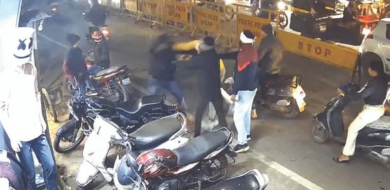 बाइक से कट मार साइकिल को गिराया : जूता व्यापारी से विवाद कर पिटा, सीसीटीवी में साथियों के साथ भागते हुए दिखाई दिया