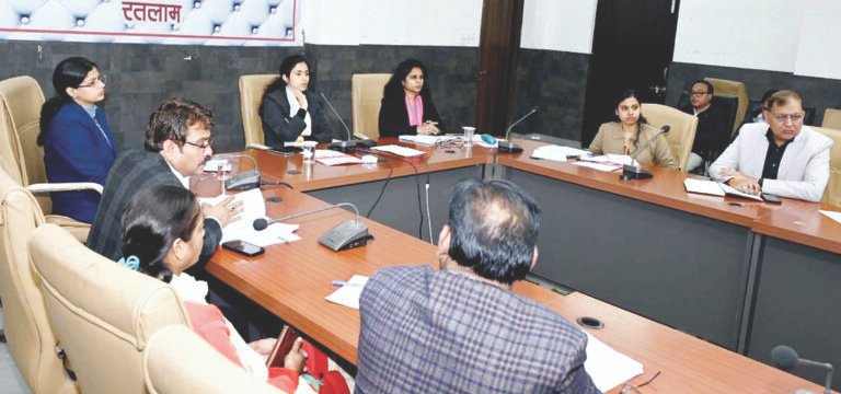 राजस्व प्रकरणों का त्वरित निराकरण करे, समयावधि पत्रों की समीक्षा बैठक में कलेक्टर ने दिए निर्देश