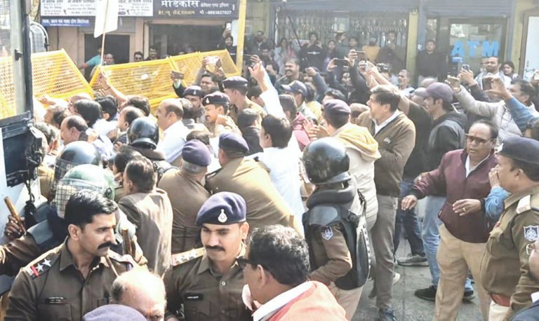 कांग्रेस का घंटा बजाओ आंदोलन, कैबिनेट मंत्री के घर के बाहर कड़ी सुरक्षा, सौ से ज्यादा कांग्रेस कार्यकर्ता हिरासत में