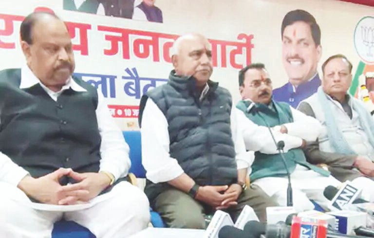 भारतीय जनता पार्टी के प्रदेश अध्यक्ष व विधायक श्री हेमंत खण्डेलवाल ने शनिवार को रतलाम में वीबी-जी रामजी योजना को लेकर पत्रकार-वार्ता को किया संबोधित, वीबी-जी रामजी योजना गांवों की तस्वीर और तकदीर बदलने का कार्य करेगी