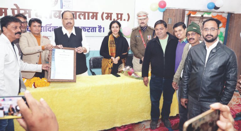 रतलाम प्रेस क्लब ने बनाया कीर्तिमान, म.प्र, छत्तिसगढ़ में बना पहला आईएसओ प्रमाणित प्रेस क्लब, मंत्री चैतन्य काश्यप ने सौंपा प्रमाण पत्र, कलेक्टर मीशासिंह एवं एसपी अमितकुमार भी रहे उपस्थित