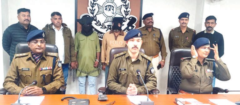 कार में मेरठ से मुंबई जाते समय दिनदहाड़े ताला तोड़कर की थी लाखों की चोरी, दो गिरफ्तार