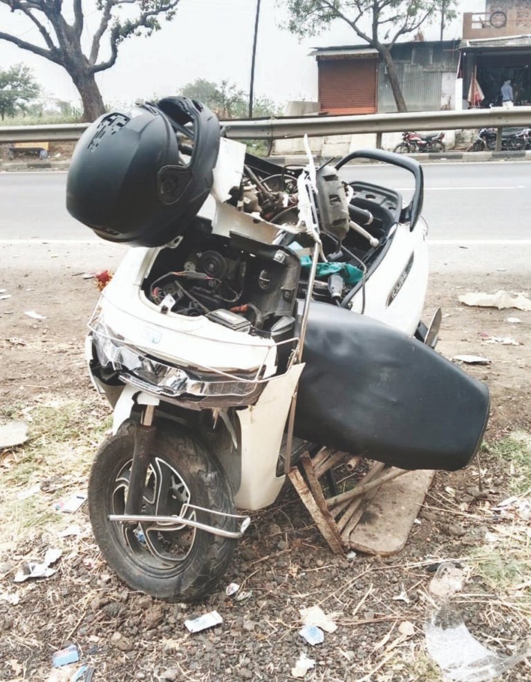 खड़े लोडिंग वाहन में ई बाइक चालक टकराया, मौत