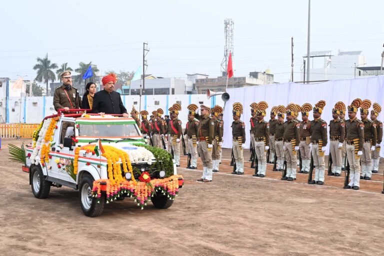 गणतंत्र दिवस पर मुख्य समारोह में कैबिनेट मंत्री श्री चेतन्य काश्यप ने ध्वजारोहण कर परेड की सलामी ली