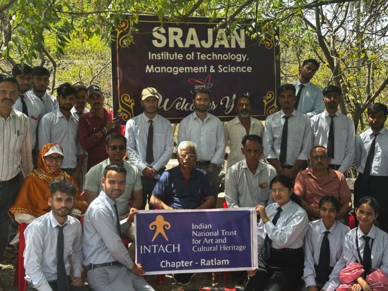 इंटेक द्वारा सृजन कॉलेज के विद्यार्थियों का पुरातात्विक अवशेषों का भ्रमण कराया।