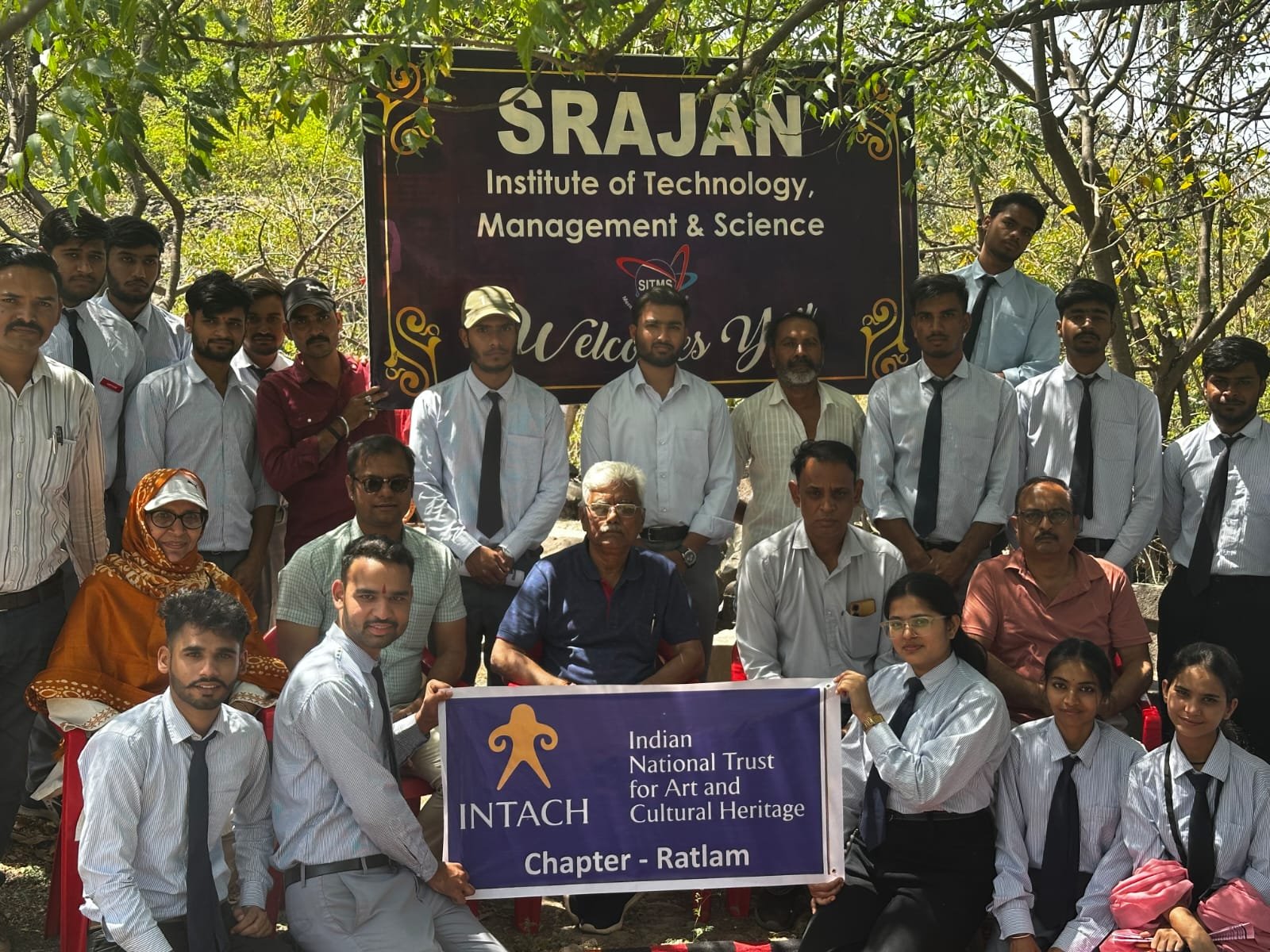 इंटेक द्वारा सृजन कॉलेज के विद्यार्थियों का पुरातात्विक अवशेषों का भ्रमण कराया।