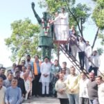 जब तक सूरज चांद रहेगा माधव तेरा नाम रहेगा माधवराव सिंधिया अमर रहे अमर रहे के नारों से गूंजा मंडी प्रांगण।