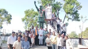 जब तक सूरज चांद रहेगा माधव तेरा नाम रहेगा माधवराव सिंधिया अमर रहे अमर रहे के नारों से गूंजा मंडी प्रांगण।