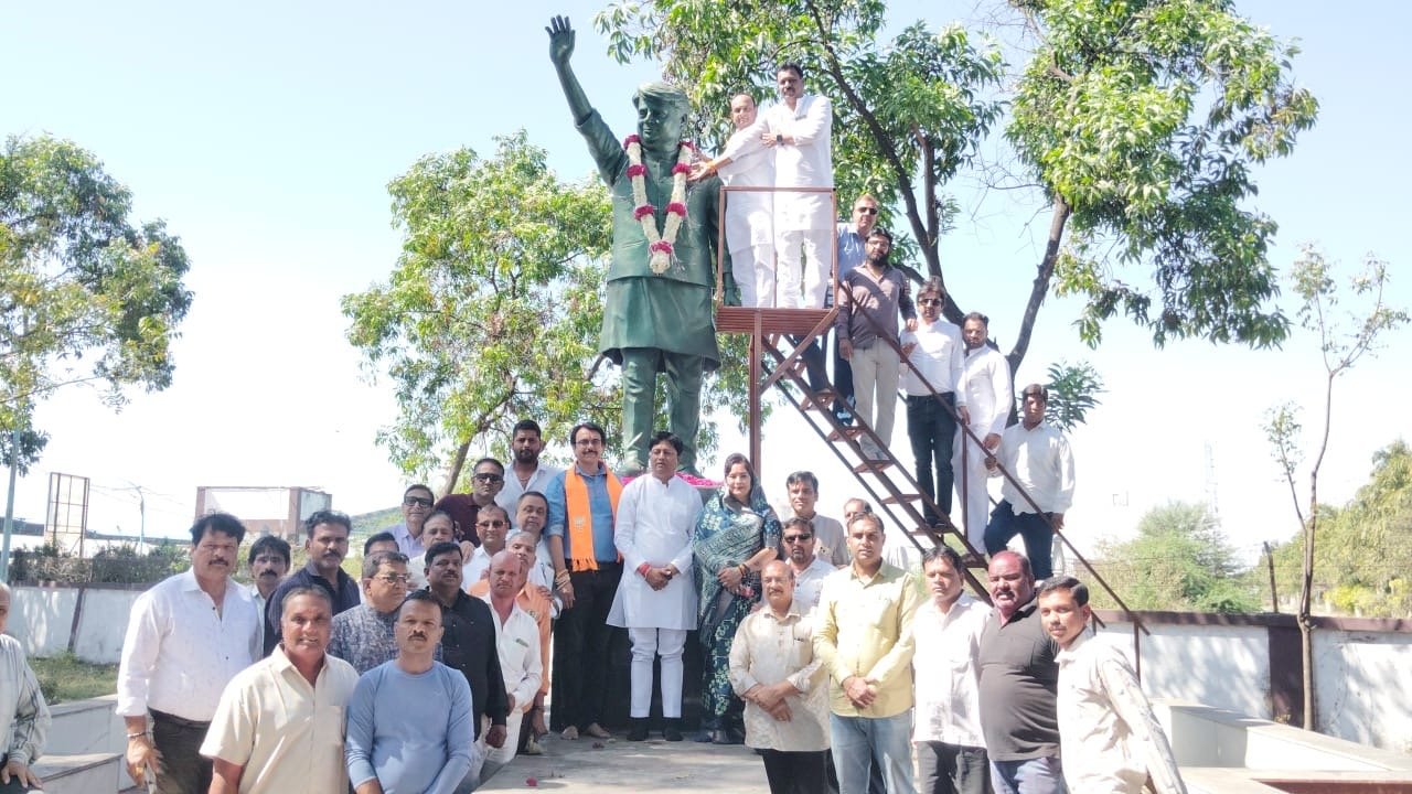 जब तक सूरज चांद रहेगा माधव तेरा नाम रहेगा माधवराव सिंधिया अमर रहे अमर रहे के नारों से गूंजा मंडी प्रांगण।