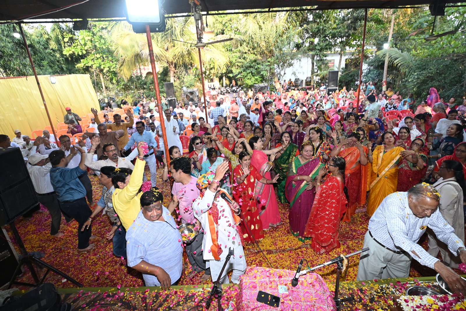 प्रभु प्रेमी संघ के फागोत्सव में पं गोपालकृष्ण शर्मा के भजनो पर झूमे भक्तगण।