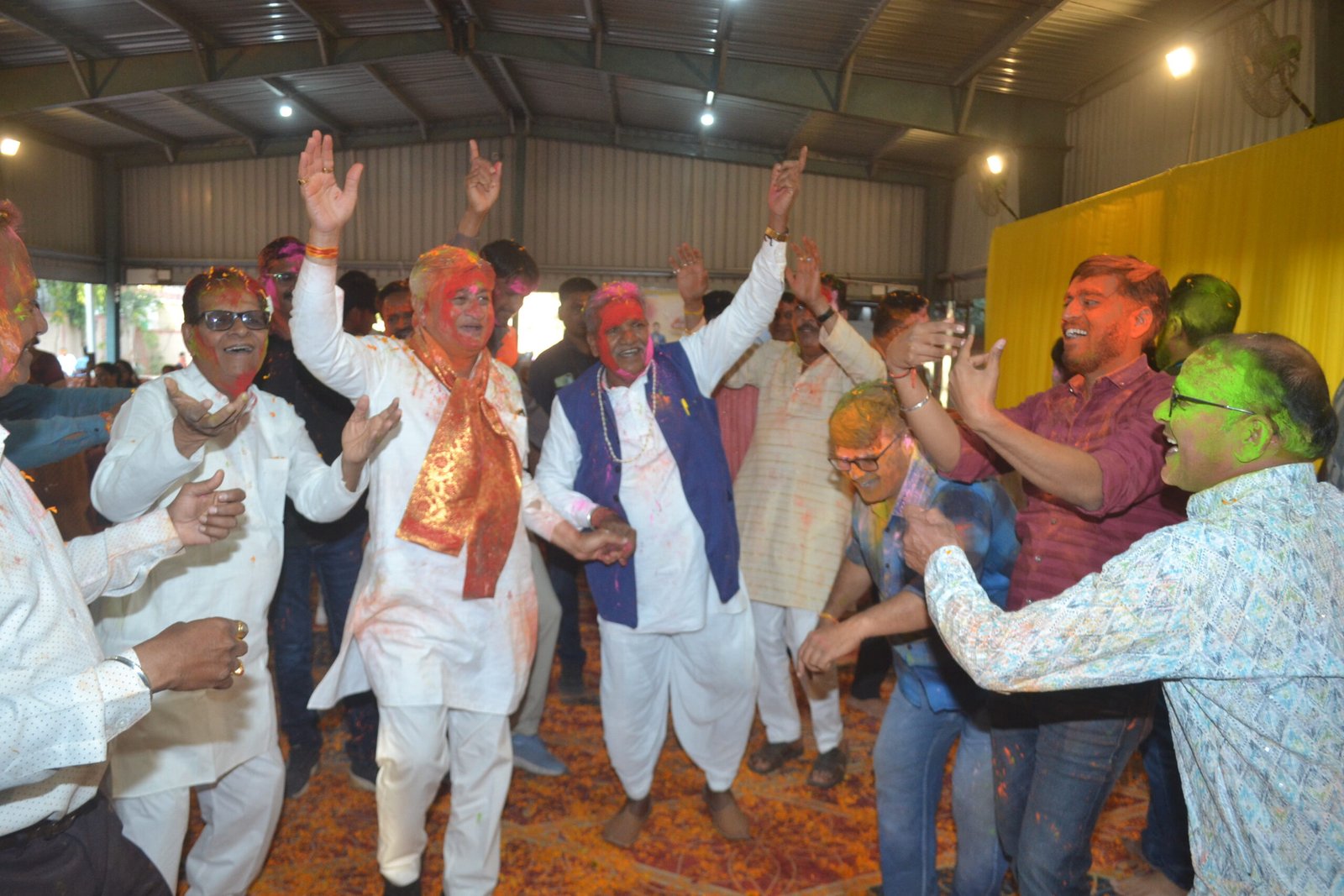 डागा परिवार द्वारा होली मिलन समारोह का भव्य रंगारंग आयोजन।                होली दहन की संध्या पर स्नेहभोज, ठंडाई और रंग-गुलाल के साथ उमड़ा भाईचारे का उत्साह।