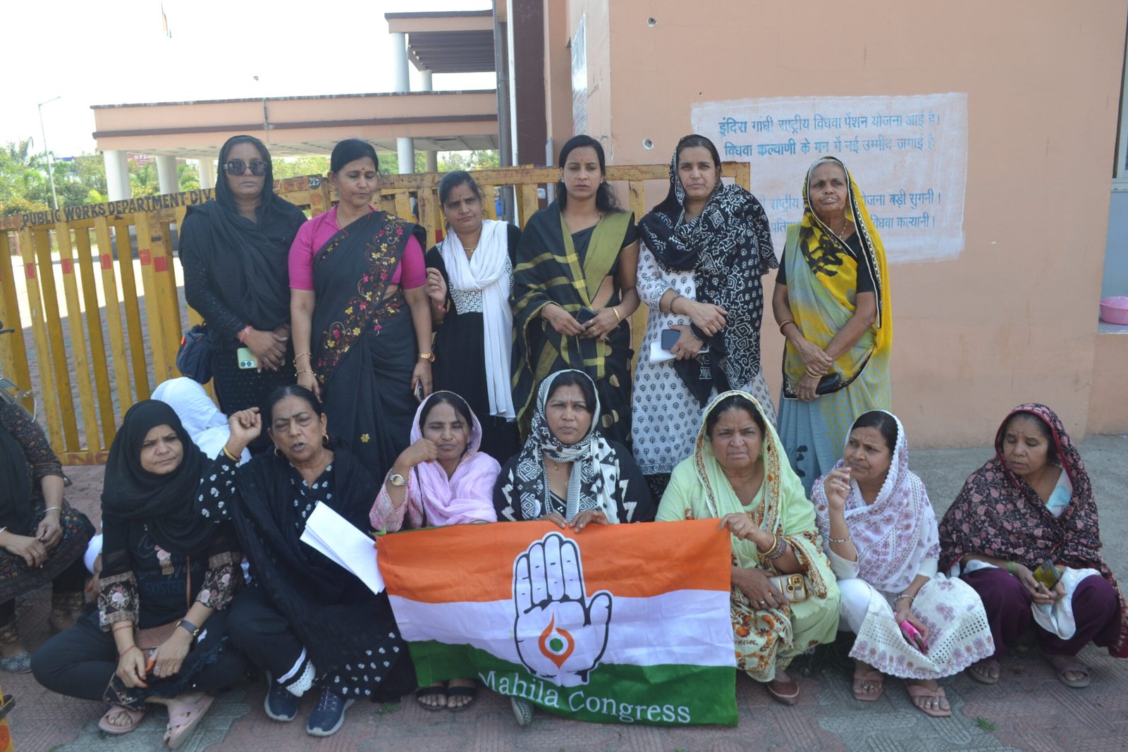 केंद्रीय मंत्री हरदीप सिंह पुरी के खिलाफ कांग्रेस का धरना प्रदर्शन।