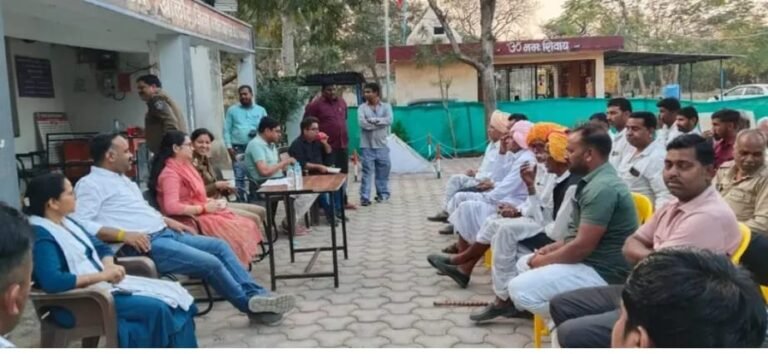 आगामी त्योहारों को लेकर थाना परिसर में शांति समिति की बैठक, प्रशासन ने दिया सौहार्द बनाए रखने का संदेश