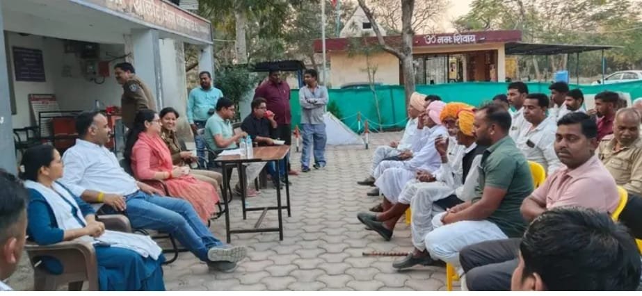 आगामी त्योहारों को लेकर थाना परिसर में शांति समिति की बैठक, प्रशासन ने दिया सौहार्द बनाए रखने का संदेश