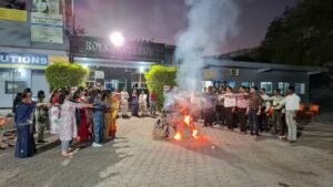 रॉयल कॉलेज एवं अखिल भारतीय ग्राहक पंचायत की अनूठी पहल ।                                                ​                होली के उपलक्ष्य में ‘सात्विक होलिका’ का हुआ दहन, पर्यावरण संरक्षण की दिलाई शपथ।