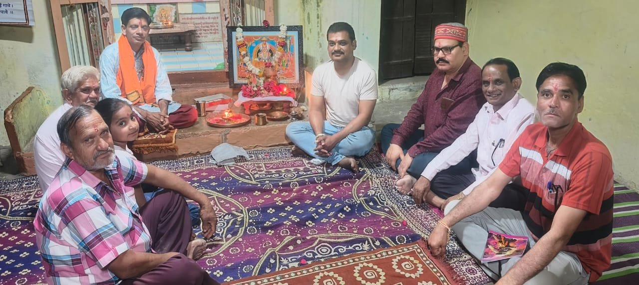 यमद्वितीया के पावन पर्व पर कायस्थ समाज ने किया अपने आराध्य भगवान श्री चित्रगुप्त जी महाराज। एवं कलम दवात‌ का सामुहिक पुजन-अर्चन।             श्री सत्यनारायण मंदिर चित्रगुप्त कायस्थ समाज धर्मशाला में हुआ आयोजन।