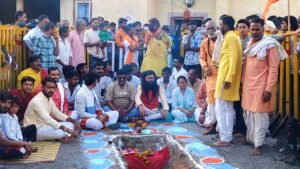 धधकते अंगारों पर नंगे पर दौड़ी आस्था। ,