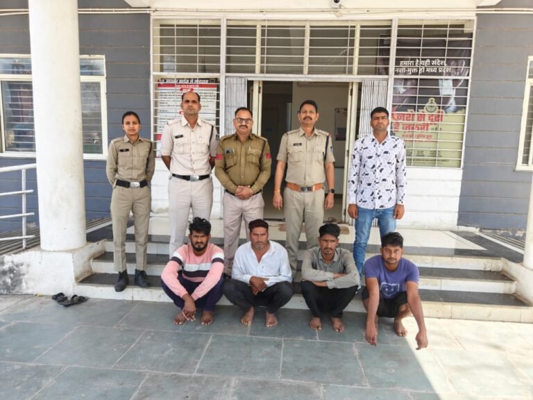 पहले बेचा ट्रैक्टर, फिर लिखवाई चोरी: बरखेड़ा कला पुलिस ने खोली साजिश की परतेंमां-बेटे समेत 5 सलाखों के पीछे।