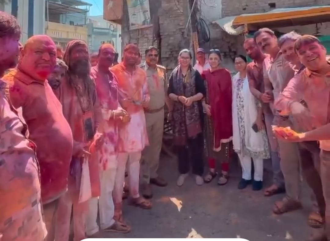 सड़क से लेकर आसमान तक छाया पंचमी का उल्लास।